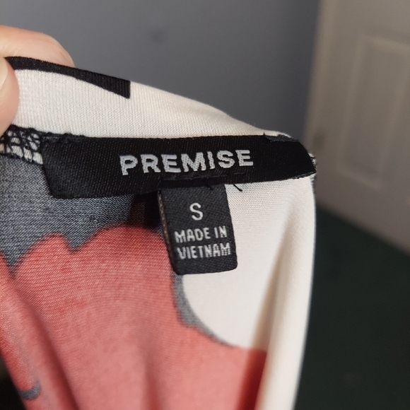 Premise Sharkbite Print Top/ Blouse Size Small - Picture 12 of 14